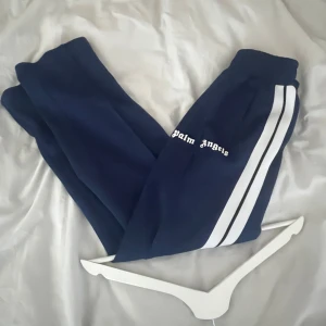 Palm angels byxor - Tjena säljer nu mina palm angels byxor då det inte riktigt var min stil, byxorna är i iprincip nyskick finns ett litet svart märke på strecket kolla sista bilden,  Tveka inte på att fråga något☺️