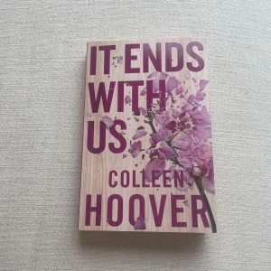 It Ends With Us bok - Colleen Hoover  - It Ends With Us bok på engelska av Colleen Hoover  Har läst den en gång, därmed använd men i jättefint skick. Boken är väldigt bra.
