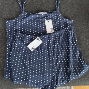 Pyjamas set  - Marinblått pyjamas set med hjärtmönster från lager 157, aldrig använda med lappen kvar. Dem är i barnstorlek men skulle säga att de ändå passar en xs-s (Linnet och shortsen strl 160) 