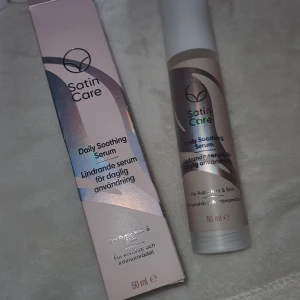 Intim Serum  - Satin Care Daily Soothing Serum från Gillette är ett lugnande serum för daglig användning, speciellt utformat för känslig hud i det intima området. Produkten är berikad med näringsgivande ingredienser för att återställa och skydda hudens naturliga balans. Absorberas snabbt utan att lämna en klibbig känsla. Se sista bild för mer info. HELT NY OCH OANVÄND!