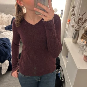 Vinröd stickad tröja - Från Vila. Strl XS men passar S. Använd med vissa defekter såsom nopper.