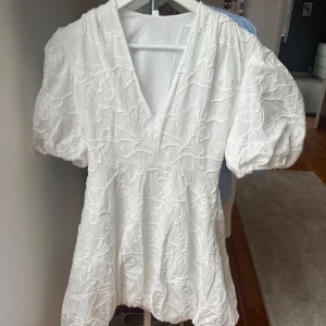 Studentklänning  - Vit klänning med broderi. Perfekt till studenten. Aldrig använd 💕🌟 