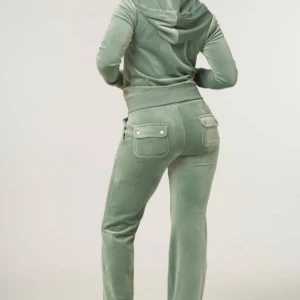 Gröna velour byxor från juicy couture - Säljer mina ljus gröna juicy byxor. Storlek S men passar även XS