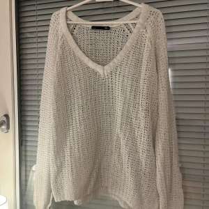 vit v-ringad stickad tröja - en superfin vit grovstickad och v-ringad tröja relativt urtvättad men funkar gott och väl⭐️