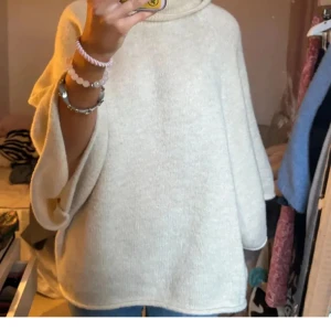 Beige poncho med polokrage - Säljer denna super mysiga och populära tröja från Zara! 