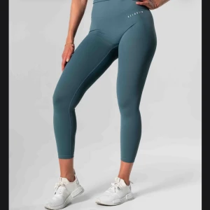 Mercy tights - teal green - Snygga gröna leggings från Relode med hög midja och tight passform. Perfekta för träning med en stilren design och bekvämt material. Matcha med en sportig topp för en komplett look.