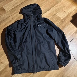 Svart vindjacka från Under Armour - Säljer en svart vindjacka från Under Armour. Nyskick använd få tal gånger säljer pga att jag växt ur den