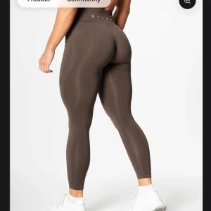 Prime seamless tights- Brown - Snygga bruna leggings från Relode med hög midja och tight passform. Perfekta för träning eller en avslappnad dag. Materialet är stretchigt och bekvämt, vilket ger en smickrande siluett.