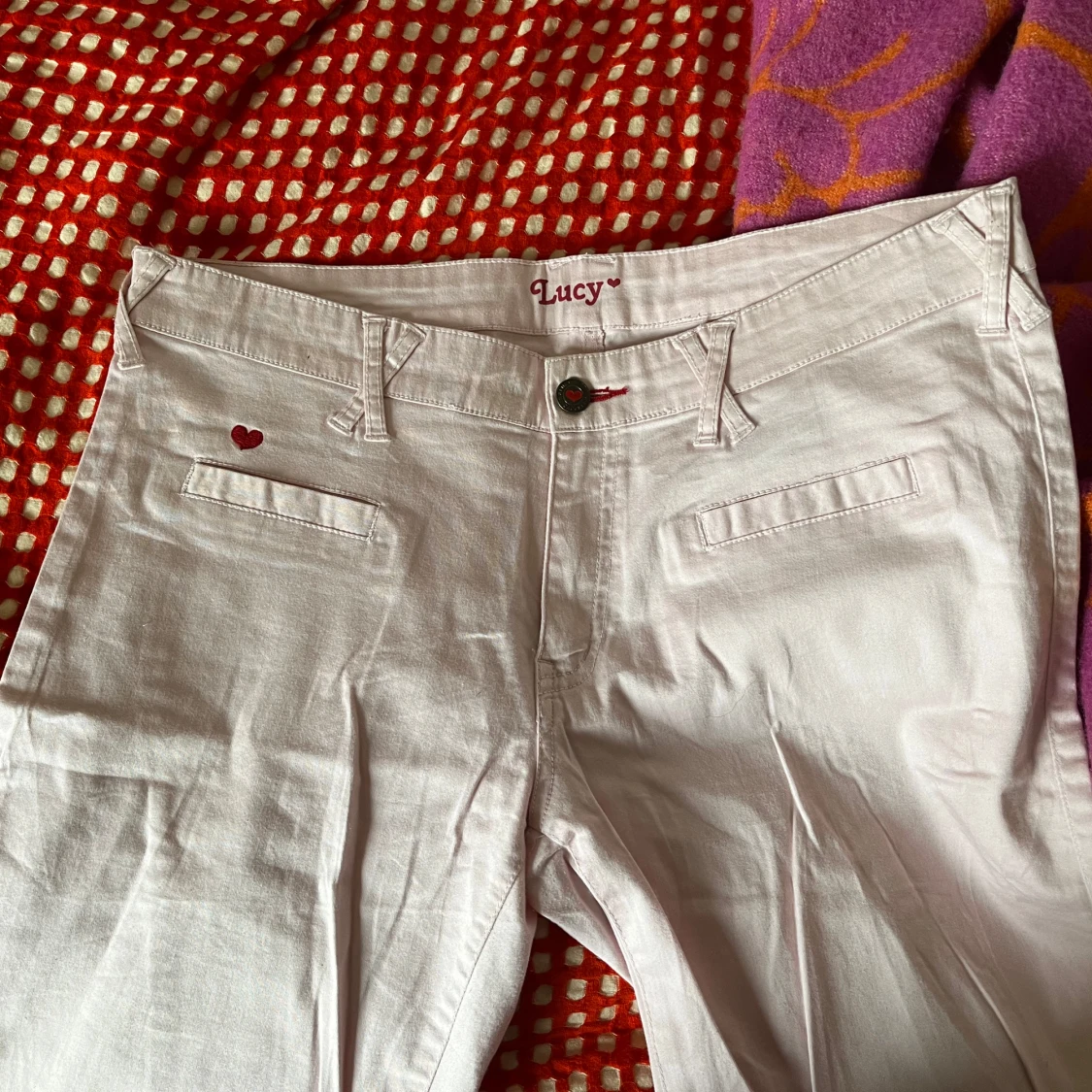 Rosa bootcut byxor med hjärtdetalj - 1