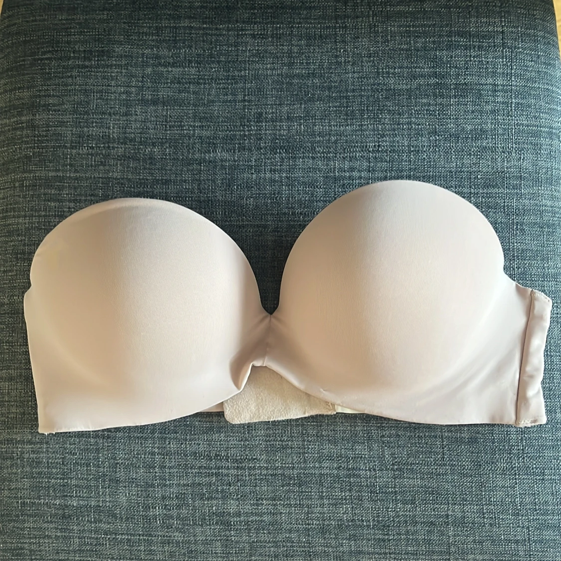 Beige axelbandslös bh från H&M