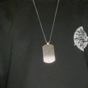 Silver dog tag halsband  - Hittade den i en låda hemma, säljer för 50kr + frakt. Du får en liten gratis påse med pärlor på köpet:)