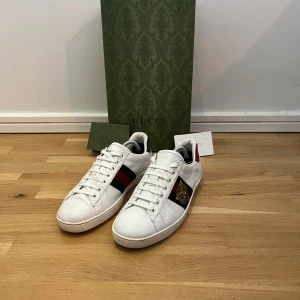 Gucci ace tiger - Riktigt snygga Gucci ace tiger, passar perfekt för dig som söker nya skor till våren, skick 9/10, obs box ingår ej, tveka inte att höra av dig vid frågor!