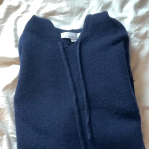 Kashmir Hoodie  - Säljer nu denna snygga kashmir hoodie från Carmes 🌟 Höv av er vid frågor och funderingar 🤩