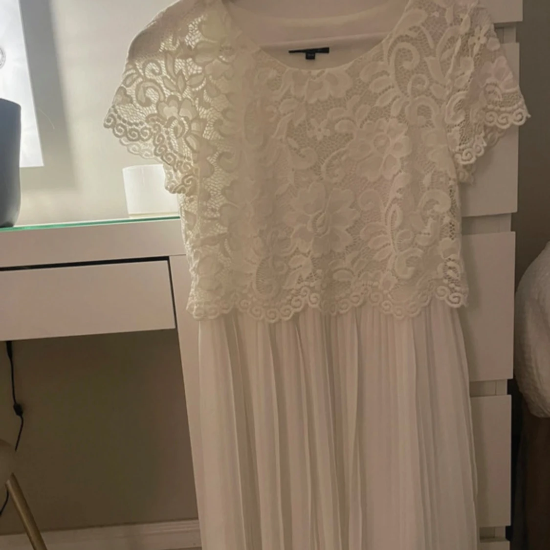 Vit spetsklänning