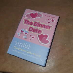 The Dinner Date Game - Ett roligt och interaktivt spel från Sinful, perfekt för par som vill lära känna varandra bättre. Spelet innehåller kort med frågor och uppgifter som främjar samtal och skratt under en middag. Spelet är på engelska