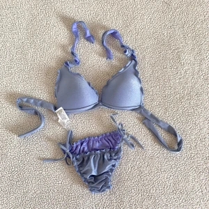 Calzedonia ljusblå glittrig Cobey bikini - Bikini från Calzedonia i en otroligt vacker ljusblå glittrig färg. Den är ALDRIG använd för sekunden den kom hem fick min hund för sig att tugga i ena bandet (se bild) samt prislapparna. 🐺 storlek S i trosorna och 75B i överdelen. 🌻