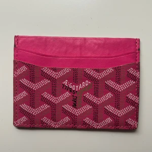 plånbok - supersöt rosa plånbok från goyard! köpt utomlands och har ej äkthetsbevis därför säljs den billigt💞 knappt använd och i toppskick, pris kan diskuteras!
