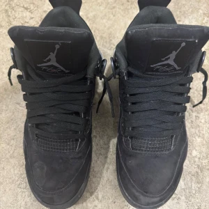 Jordan 4 black cat ganska bra skick - Vill sälja mina Jordan 4 black cat kan få mer bilder vid intresse o priset kan diskuteras vid snabb affär 