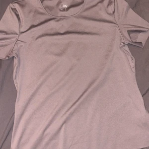 Dusty violet tröja - Den är ganska bra skick eftersom den bara är använd 2-4 gånger 