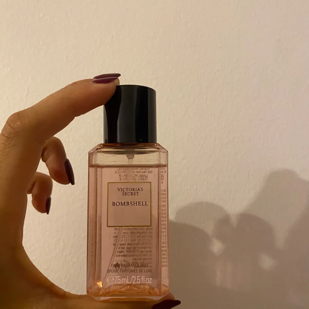 Victoria Secret parfym Bombshell. Knappt använd 75 ml från början. . Parfym.