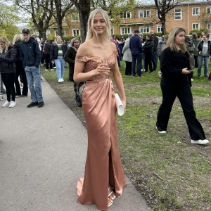 Balklänning - Jättefin klänning som är köpt på Ruths i Västerås. Endast använd en gång. Nypris 5900 kr, den är även kemtvättad så den är som ny. Jag är 172 cm lång och klackarna är cirka 8 cm. Hör av dig för mer info💞💞