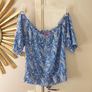 Blus - Blus i nyskick från Indiska, aldrig använts. Går att bära både off shoulder och vanligt. 