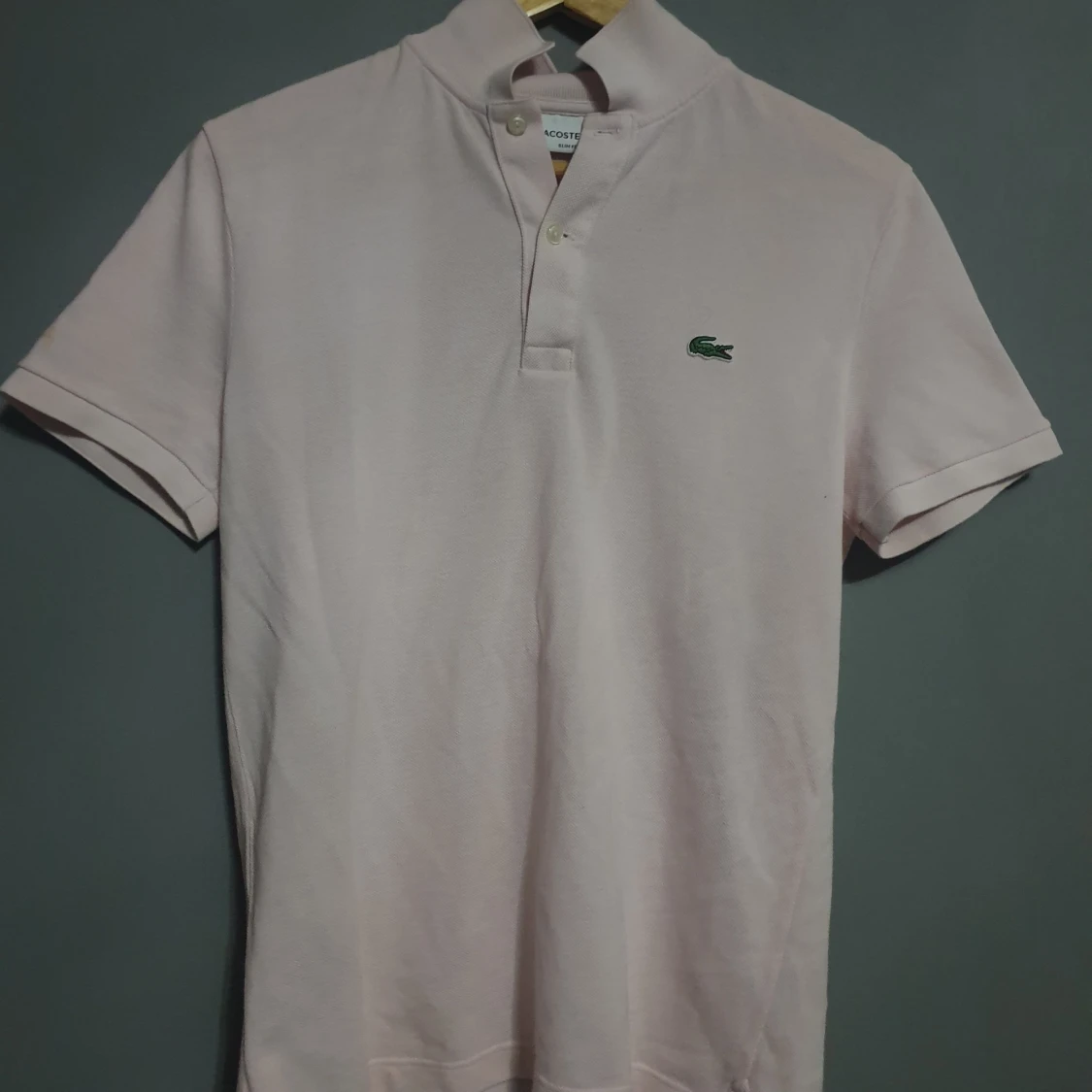 Ljusrosa pikétröja från Lacoste