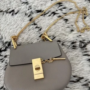 Chloe’ Drew väska  - Nyskick  Säljer min fina axelremsväska från Chloe. Väskan endast använts två-tre gånger vid bröllops tillfällen.  Nypris: 11.000 