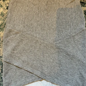 Grå kjol från Gina Tricot  - En kortare kjol i omlott illusion, normal i storlek och är använd en gång 😊