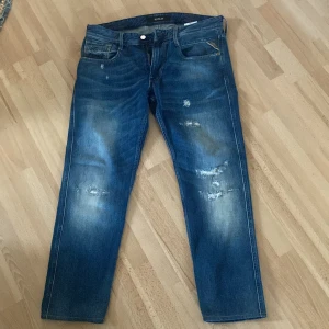 Replay jeans  - Ass feta replay jeans för bästa priset på Plick!😆🔥 helt problem fria som mesta av våra produkter är😁 storleken är w:32 och l: runt 28-29 de är uppsydda!😄 men jag skulle säga kan passa större!🔥