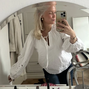 Vit blus  - Vit blus med lite puffiga ärmar och även Såå fina detaljer på ärmarna. Knappt använd😍😍😍