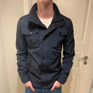 J.Lindeberg | Field Jacka - Säljer denna J.L fieldjacka  i nyskick som är perfekt till kyligare väder! | Som ny inga defekter! | Storlek S. | Kostar uppemot 3000kr i butik. | Ställ gärna frågor innan du köper!