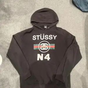 Sällsynt stussy hoodie skick okej lite små hål vid ärmarna 