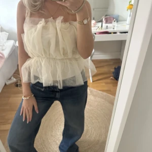 Festtopp - Snyggaste festtoppen!!💗knappt använd. I naturvit färg och har även resor så är man storlek över eller under borde en passa också