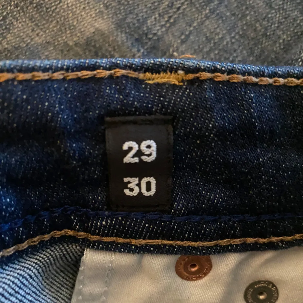 29 midja längd 30/ använd fåtal gånger utan defekter kom pm om funderingar😃 Ny pris 900kr . Jeans & Byxor.