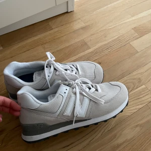 Skor new balance  - Skor från New balance beiga storlek 40 aldrig använda 