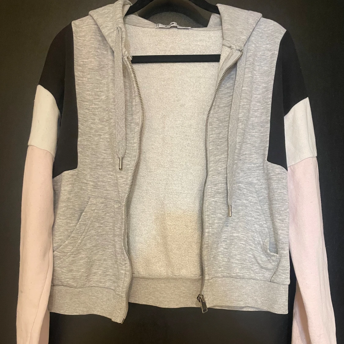 Grå hoodie med färgblock