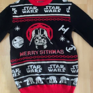 Jultröja starwars  - Hej säljer min fina jultröja då den har blivit för liten. Tröjan är en stickad jultröja med starwars på. Storlek small 