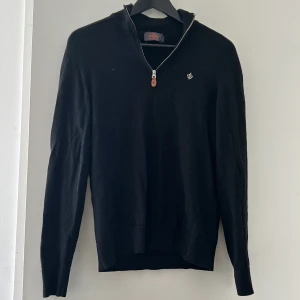 Morris Tröja - Tjenaa! Morris halv zip som är perfekt till hösten 🍁. Väldigt snygg passar till allt. Storlek S men borde passa Xs också. Inga slitage eller defekter. Skriv om du undrar något😊