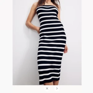 Randig klänning  - Jätte fin klänning köpt för en månad sen använd endast engång! Slutsåld i butik. 