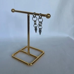 Örhängen  - Finns i guld och silver. Köp för 99kr/st Eller 169kr/ paret. Modell 156 Smyckes ställningen finns även att köpa för 299kr!
