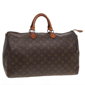 Louis Vuitton Speedy 40 - Louis Vuitton Speedy 40. Ett måste i väskkollektionen! Bra för både vardagsbruk och resor. Perfekt att använda som skol-/arbetsväska. Speedy ger en touch av lyx och stil till varje outfit. Tillverkad i den ikoniska monogramduken.