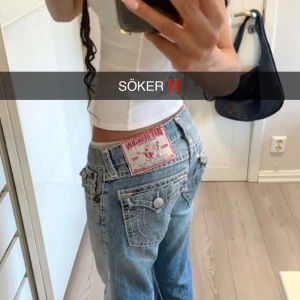 Söker True religon jeans  - Vintige söker helst ljusblå men om ni har andra färger kan ni skicka. Inerbenslängden 80+cm Midja ca 30cm bootcut lowraise. Skicka bilder så pratar vi om priset💕 