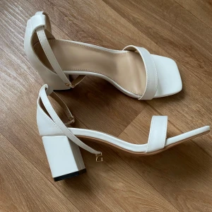 Klackar - Helt nya klackar från shein! Råkade beställa för stora så kommer aldrig till användning. Super fina och bekväma