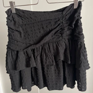 Volangkjol - Superfin svart volangkjol från Gina! Endast använd några gånger så bra skick🫶