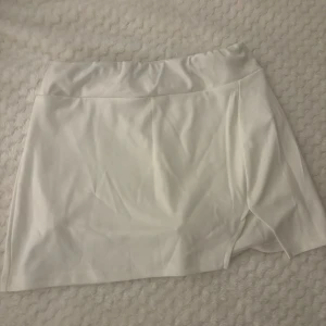 Kort vit kjol - väldigt gullig kjol som aldrig har använt, så i bra skick och det finns även insydda short under😊