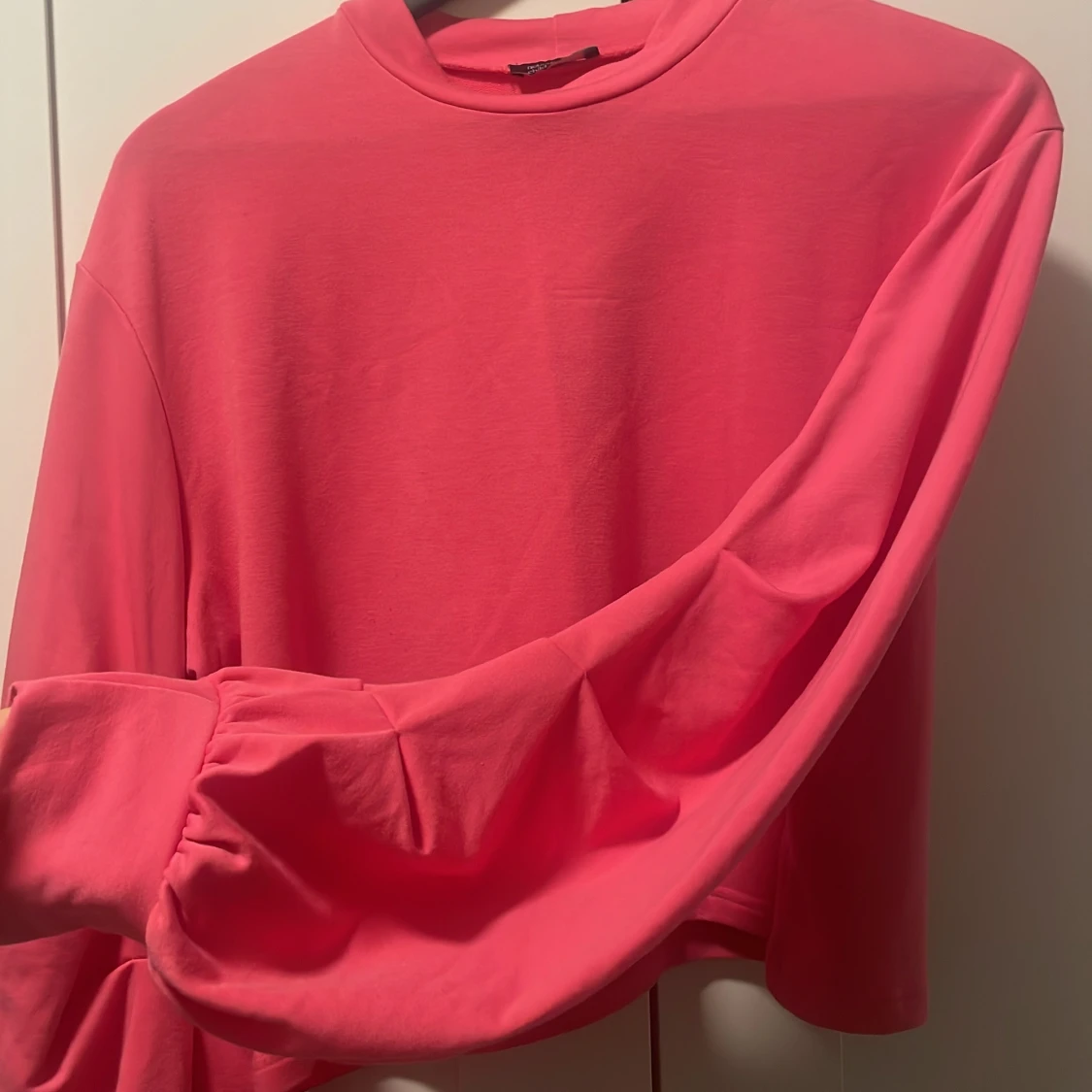 Rosa croppad tröja från Nobody's Child - 92