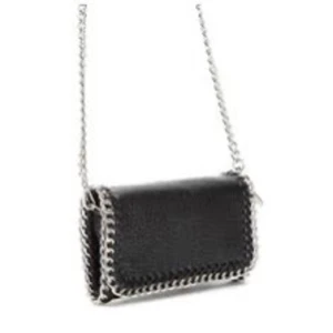 Svart axelväska med kedja - Snygg svart axelväska med en cool kedja som axelrem. Väskan har en stilren design med detaljer i silver som ger den en extra edge. Perfekt för både vardag och fest.                        INTRESSEKOLL 