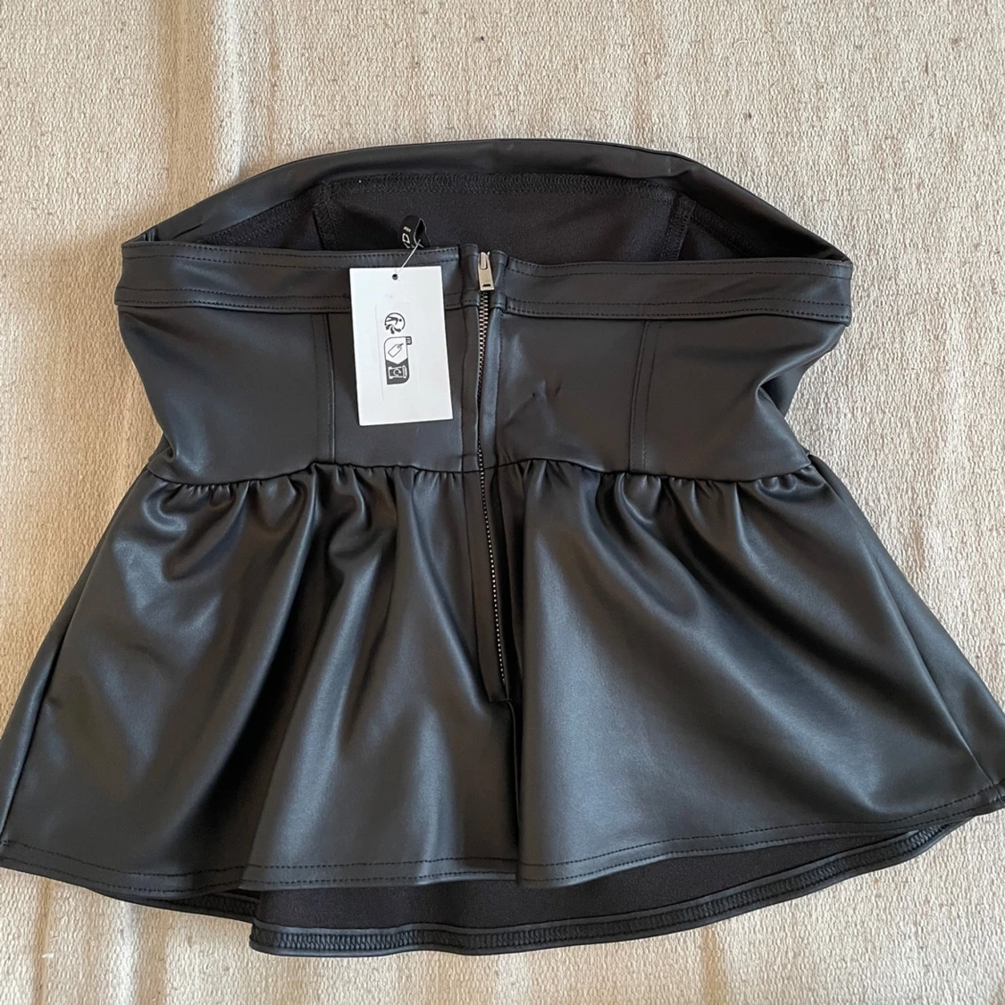 HM slutsåld peplumtopp - 90