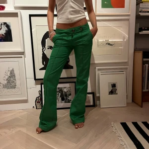 Gröna snygga byxor - Säljer nu ett par av mina favvo byxor/jeans!! Köpte vintage så dem är unika och så najs nu till hösten❤️‍🔥sitter bra på mig som brukar ha storlek 34 men är även super stretchiga så funkar super på strl 36 och är lite långa för mig som är 160💕